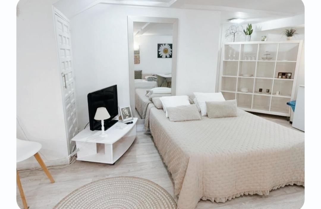 Cool Basement Studio In Hosts House With Private Terrace And Bbq シスル・マヨール エクステリア 写真